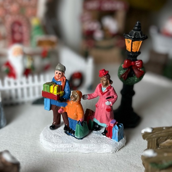 LIGHT UP CHRISTMAS TOWN FAIRY GARDEN GIFT SET - Picture 7 of 16